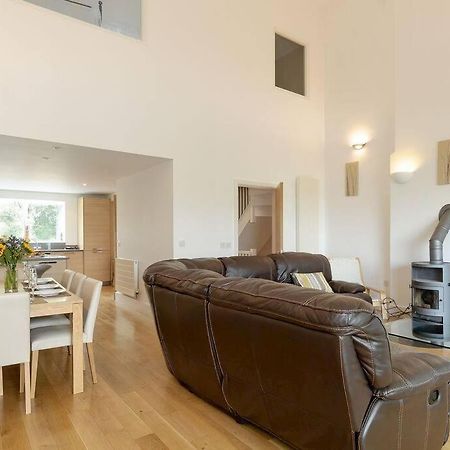 Cotswolds Lake Side Home With Luxury Spa Swallows Nest,Lower Mill Estate, Lakeside Home And Spa With A Harry Potter Cupboard Under The Stairs Somerford Keynes Εξωτερικό φωτογραφία