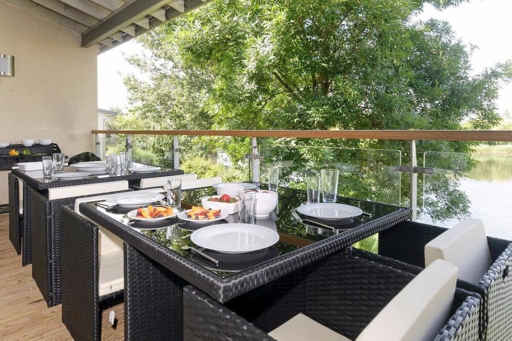 Cotswolds Lake Side Home With Luxury Spa Swallows Nest,Lower Mill Estate, Lakeside Home And Spa With A Harry Potter Cupboard Under The Stairs Somerford Keynes Εξωτερικό φωτογραφία
