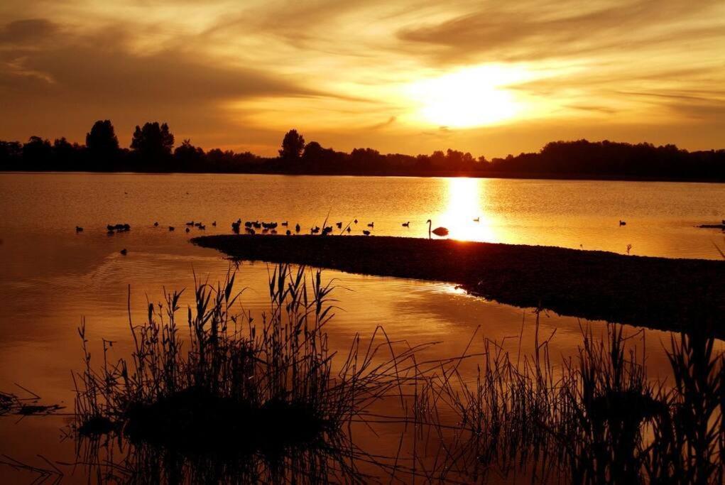 Cotswolds Lake Side Home With Luxury Spa Swallows Nest,Lower Mill Estate, Lakeside Home And Spa With A Harry Potter Cupboard Under The Stairs Somerford Keynes Εξωτερικό φωτογραφία
