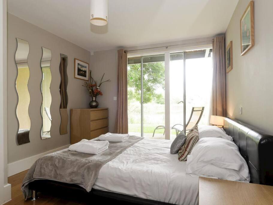 Cotswolds Lake Side Home With Luxury Spa Swallows Nest,Lower Mill Estate, Lakeside Home And Spa With A Harry Potter Cupboard Under The Stairs Somerford Keynes Εξωτερικό φωτογραφία