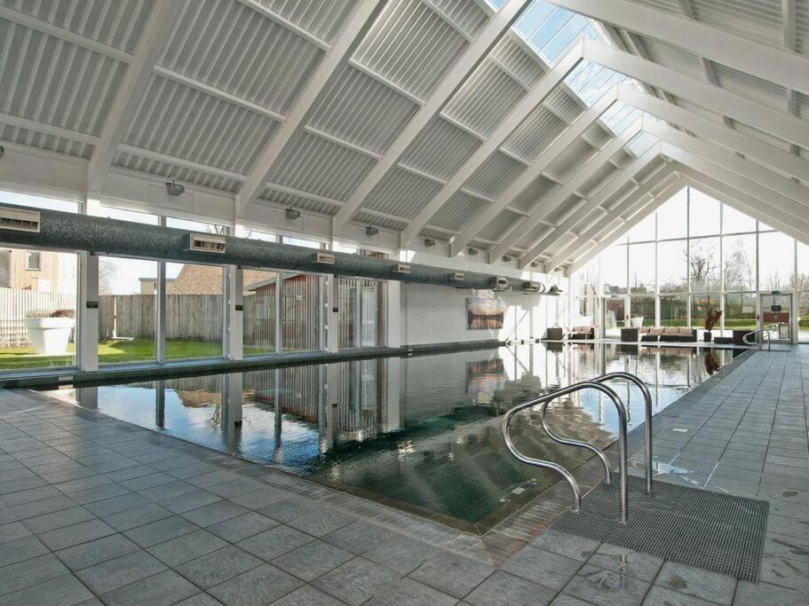 Cotswolds Lake Side Home With Luxury Spa Swallows Nest,Lower Mill Estate, Lakeside Home And Spa With A Harry Potter Cupboard Under The Stairs Somerford Keynes Εξωτερικό φωτογραφία