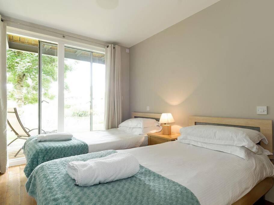 Cotswolds Lake Side Home With Luxury Spa Swallows Nest,Lower Mill Estate, Lakeside Home And Spa With A Harry Potter Cupboard Under The Stairs Somerford Keynes Εξωτερικό φωτογραφία