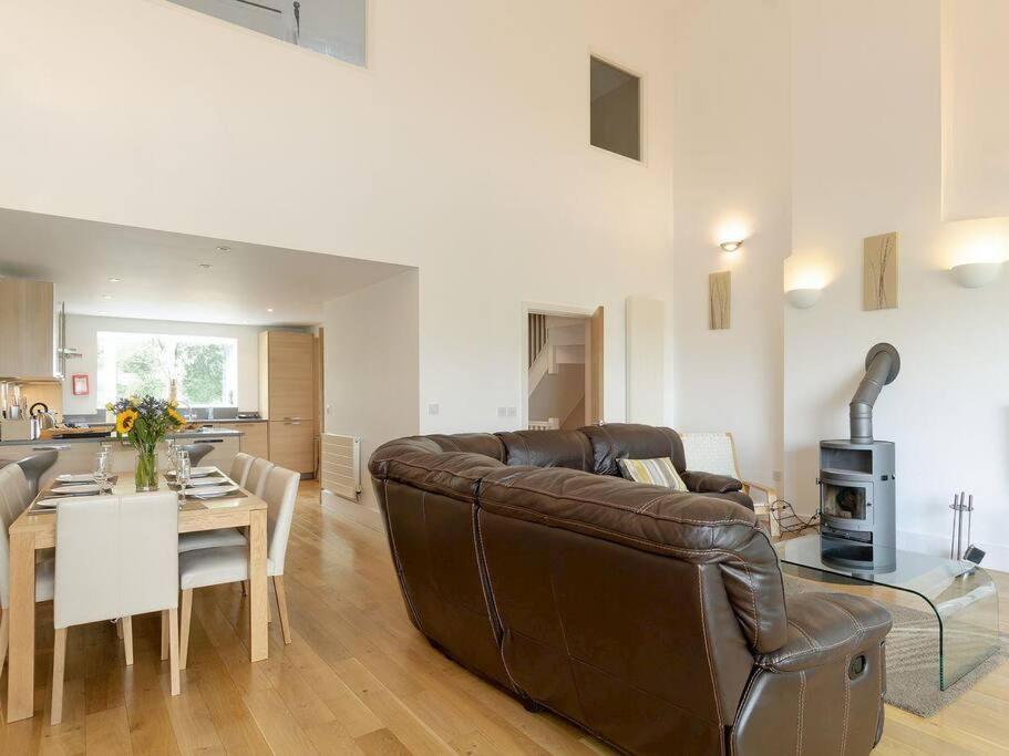 Cotswolds Lake Side Home With Luxury Spa Swallows Nest,Lower Mill Estate, Lakeside Home And Spa With A Harry Potter Cupboard Under The Stairs Somerford Keynes Εξωτερικό φωτογραφία