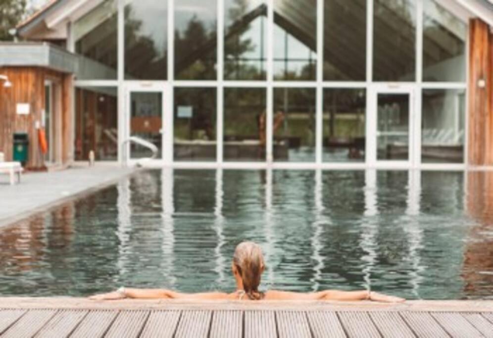 Cotswolds Lake Side Home With Luxury Spa Swallows Nest,Lower Mill Estate, Lakeside Home And Spa With A Harry Potter Cupboard Under The Stairs Somerford Keynes Εξωτερικό φωτογραφία
